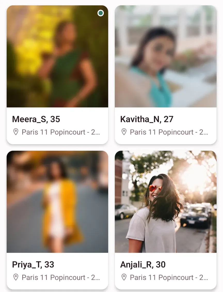 Quatre cartes de profils de l'écran Rechercher de l'application Tamil Meet, prénom, âge et ville sous chaque photo ; trois photos floutées, une visible.